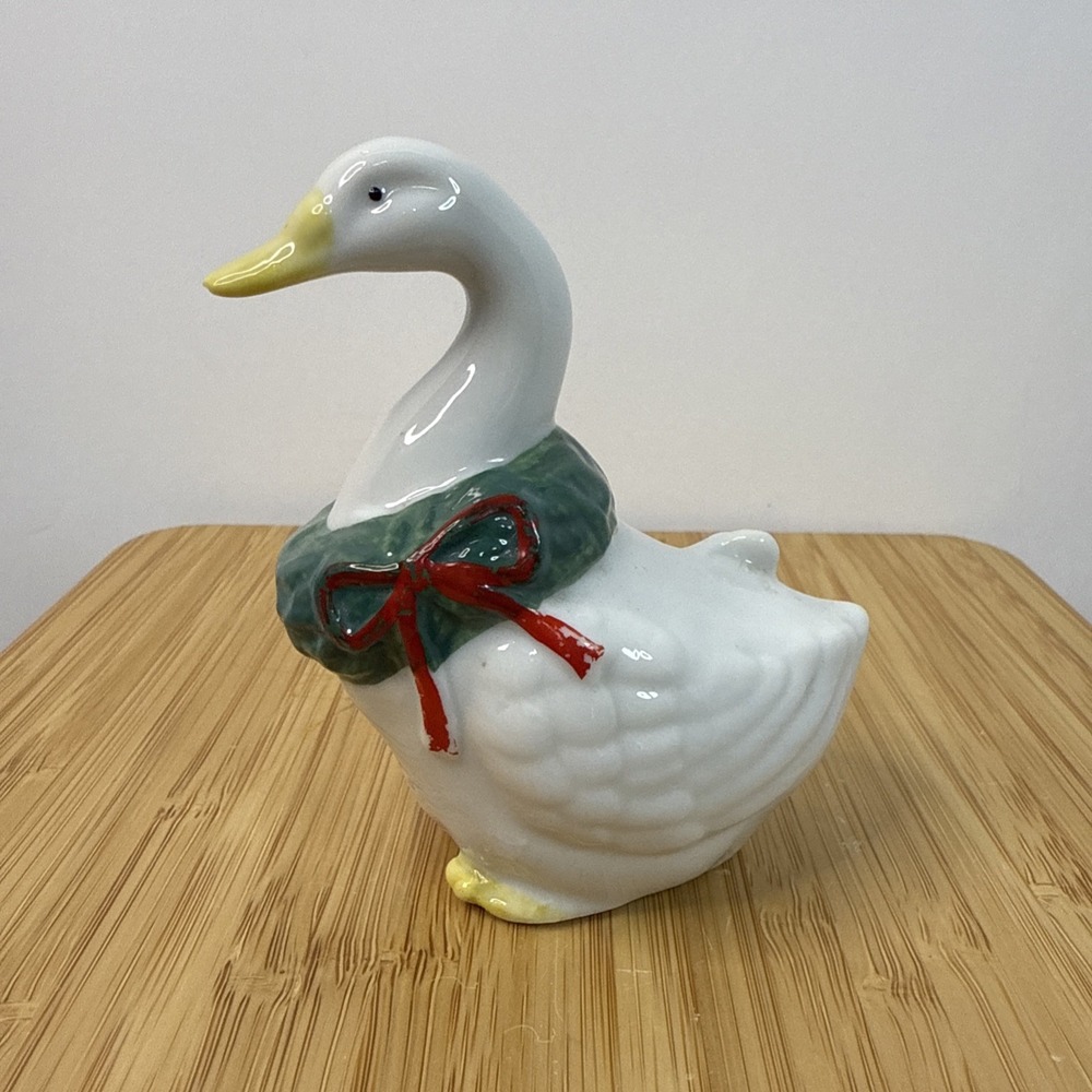 Vintage‎ Takahashi Holiday Goose Porcelain Figurine Cottagecore 3.5" Grandmacore